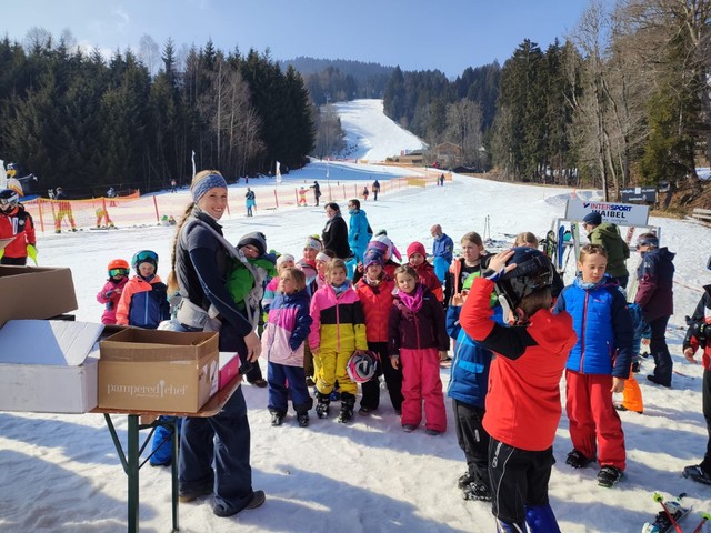Skiclubshirt Verteilung bei der alpinen Clubmeisterschaft für alle teilnehmenden Kinder